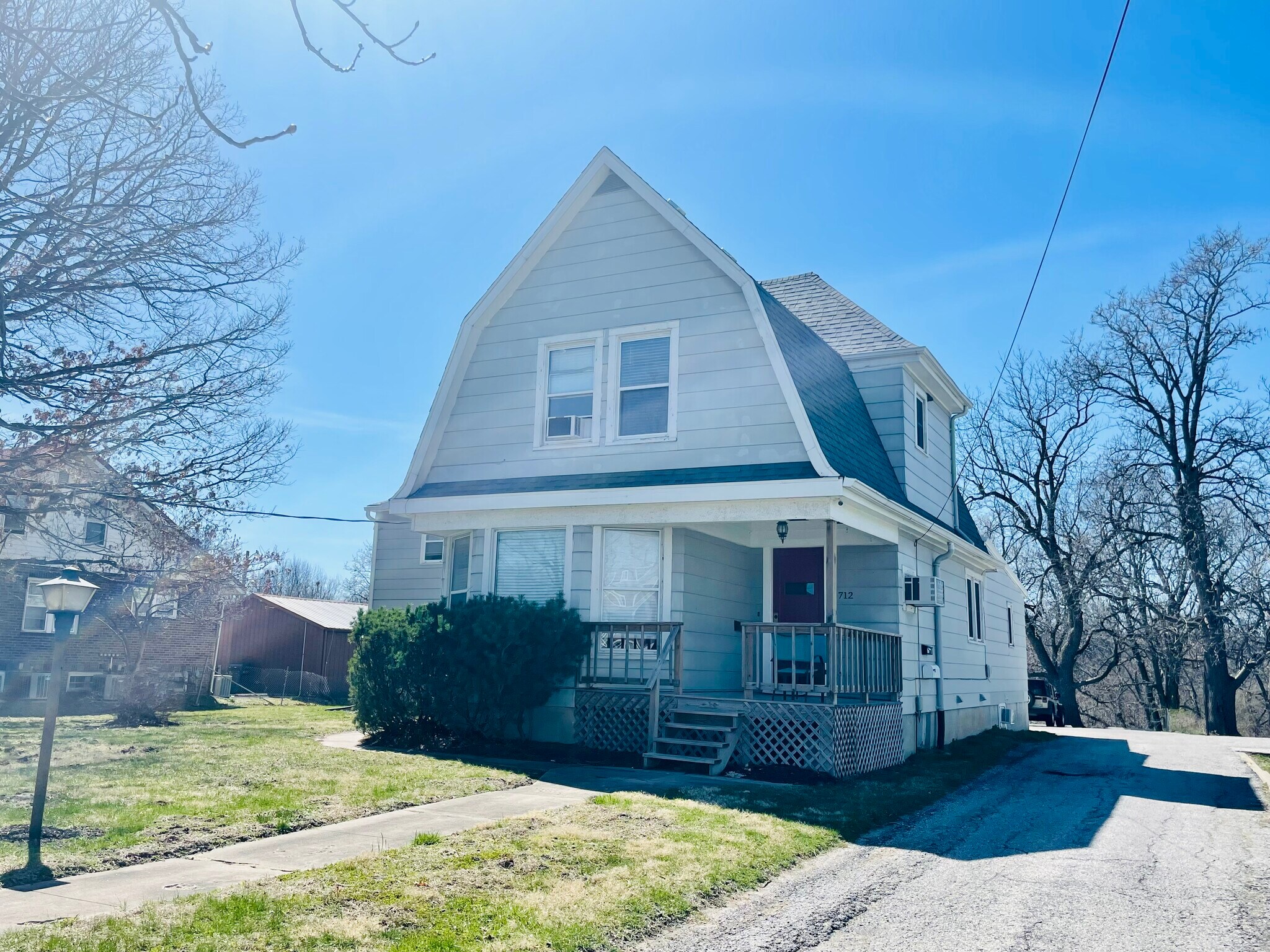 Building Photo - 712 S Osteopathy Ave