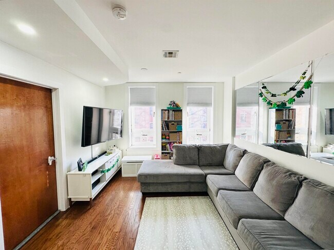 Building Photo - 66 Morris St