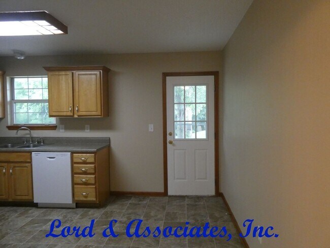 Building Photo - 318 Lois Ln