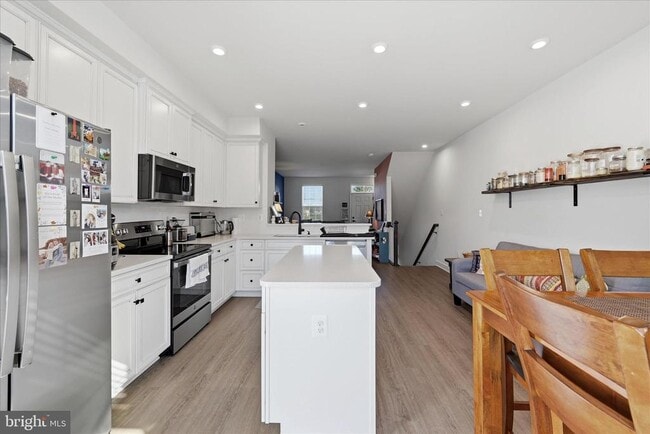 Building Photo - 2027 Track Cir