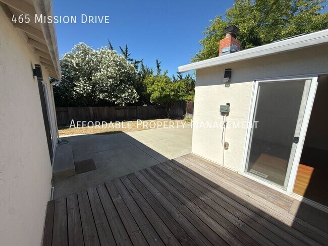 Building Photo - 465 Mission Dr