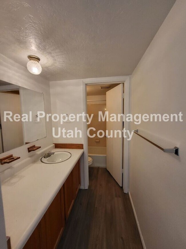 Building Photo - 1146 W 100 N