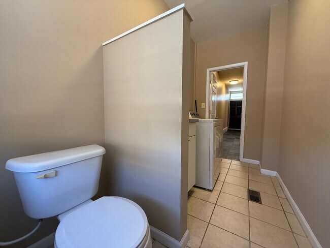 Building Photo - 3BR 1.5bath Townhouse with fenced yard!