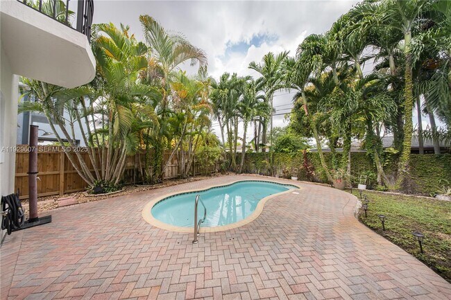 Building Photo - 3922 SW 60th Ave