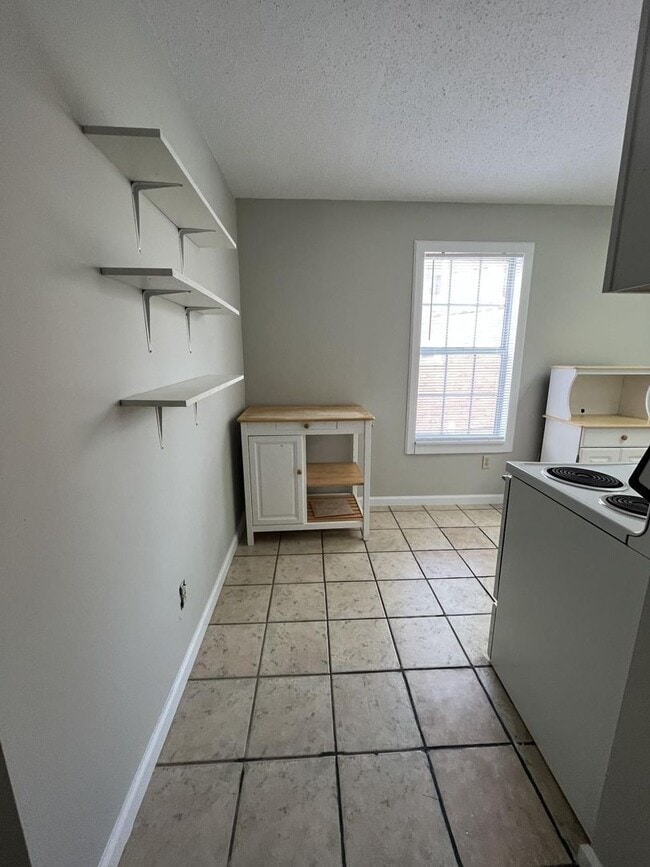 Building Photo - 3 bedroom, 1 bathroom unit in Wilmore- located on Asbury's campus!
