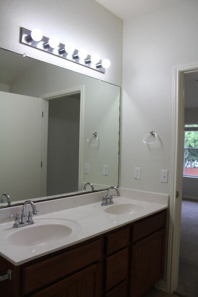 Master bathroom - 5605 Bentsen Ln