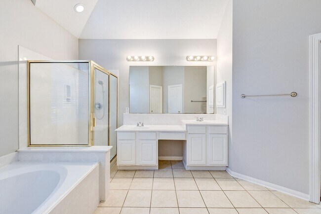 Building Photo - Beautiful 4 bedroom 2.5 bathroom with mass...