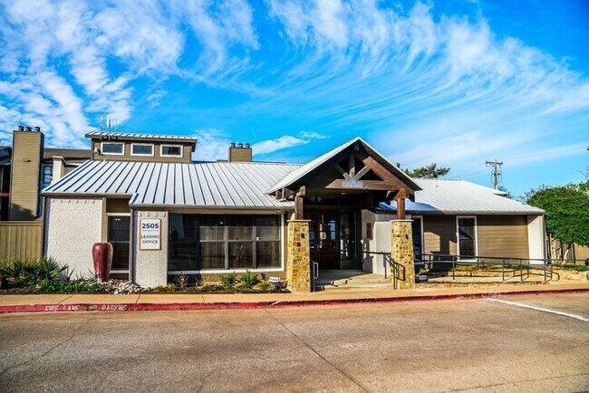 Building Photo - B2 | Lease Today and Receive 6 Weeks Free. *Restrictions apply.