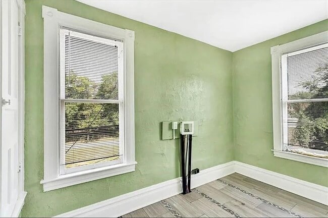 Building Photo - 310 N Linden Ave