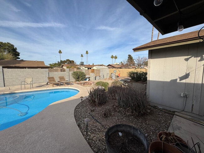Building Photo - 2058 E Fremont Dr