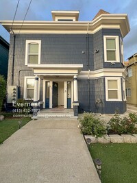 Building Photo - Introducing a charming 3-bedroom, 1-bathro...