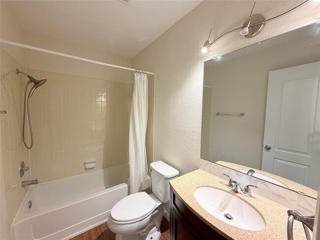Building Photo - 1605 Parkwood Dr