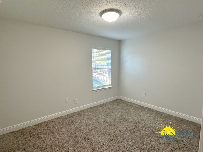 Building Photo - Beautiful 4 Bedroom Home in the Heart of Navarre!
