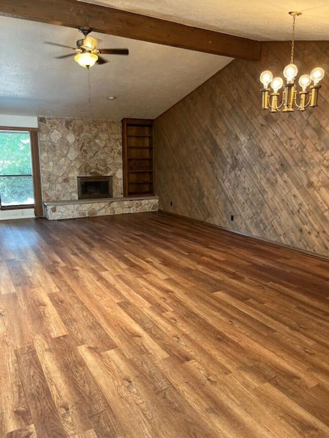 Building Photo - *************REDUCED and READY ******* Townhouse all one level, three bedrooms, two full bathroom...