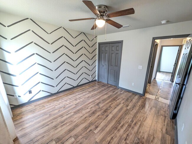 Building Photo - 1909 Sunrise Dr