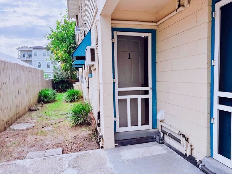 Building Photo - 208 12th Ave N