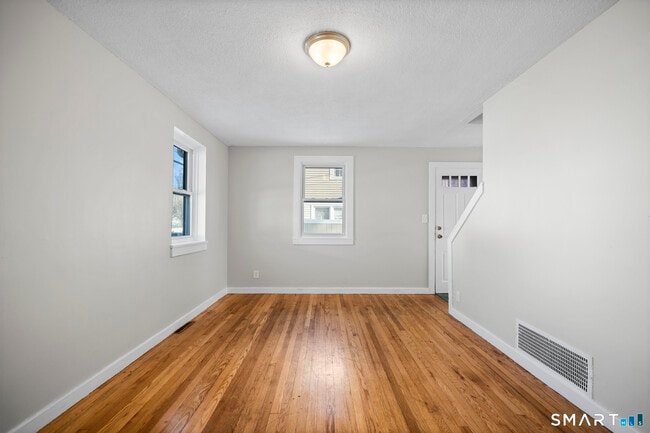 Building Photo - 8 New Hampshire Dr