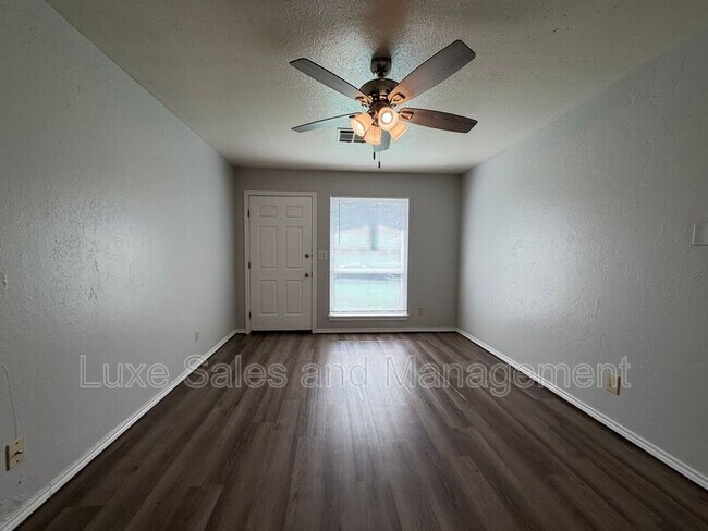 Building Photo - 205 S Meadow Ln