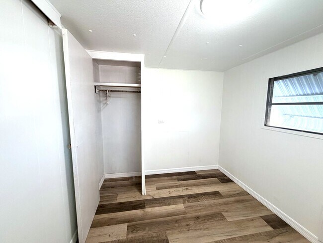Building Photo - 102 Lantern Pl