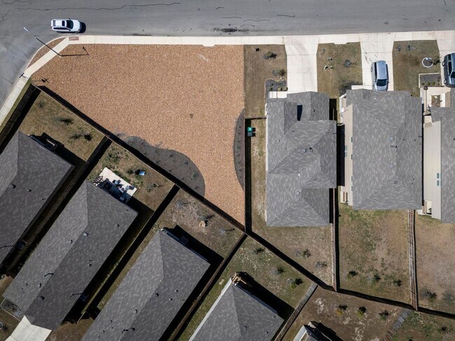 Building Photo - APPLEWOOD UNIT 1