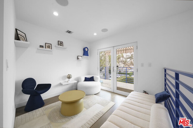 Building Photo - 848 N Las Palmas Ave