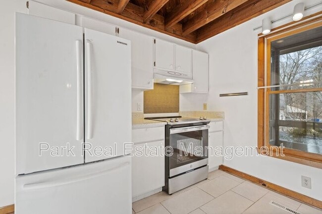 Building Photo - 205 W Poplar Ave