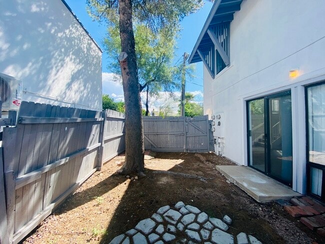 Building Photo - Washer/Dryer in Unit! Remodeled Townhome i...