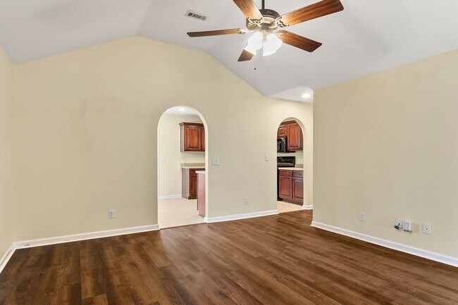 Building Photo - Nice 3 Bed 2 Bath Available Now! Book Your Tour Today!