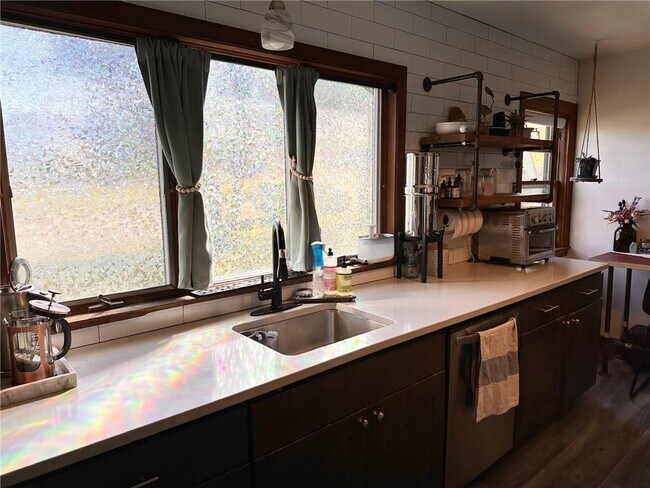 Building Photo - 749 W Main Rd