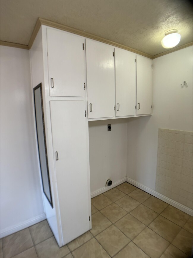 Building Photo - 1007 Bonneville Ave
