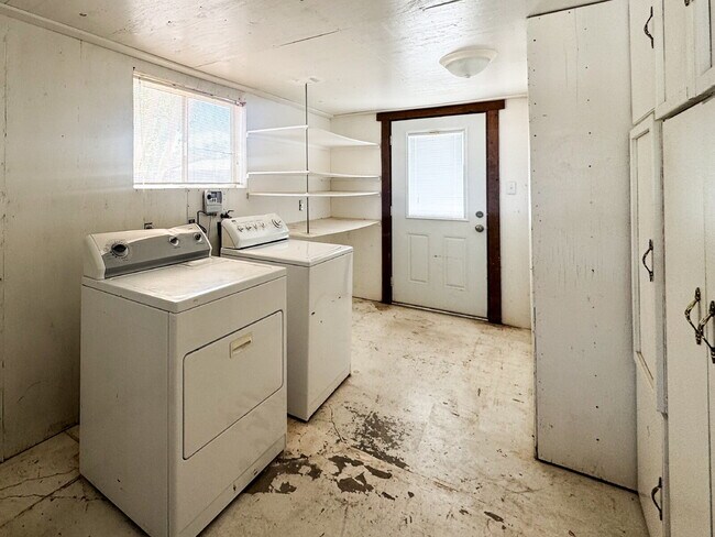 Building Photo - "Spacious 3-Bedroom Oasis in Yuma - 2,721 ...