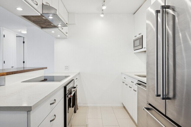 Building Photo - 330 W Diversey Pkwy
