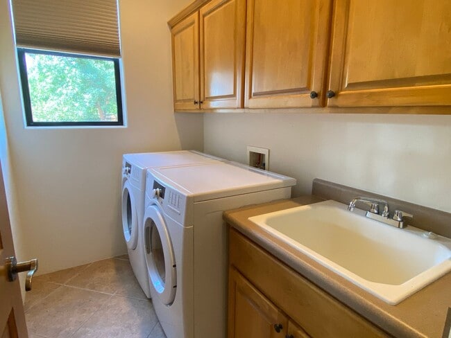 Building Photo - HOUSE - VILLAGE OF OAK CREEK