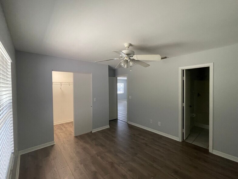 Building Photo - 4700 SE Compass Way