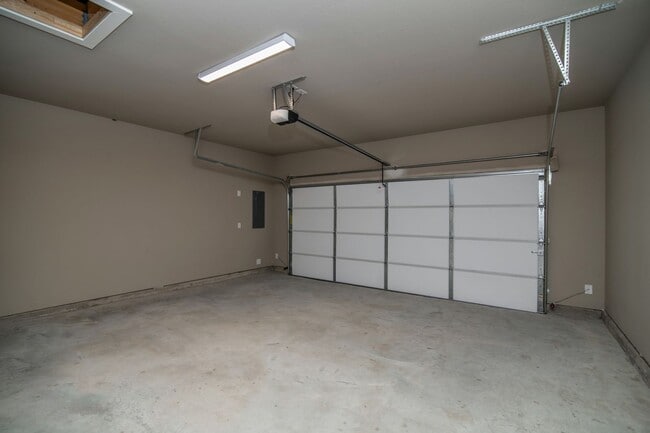 Building Photo - GORGEOUS 3 BEDROOM DUPLEX LOCATED IN MIDLO...