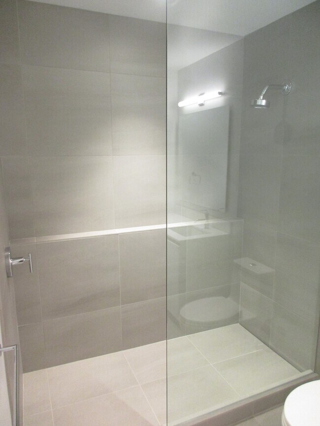 Building Photo - Vista Condominiums - 1 bedroom/1 bath Pearl District condo w/parking/storage/amenities/most utili...