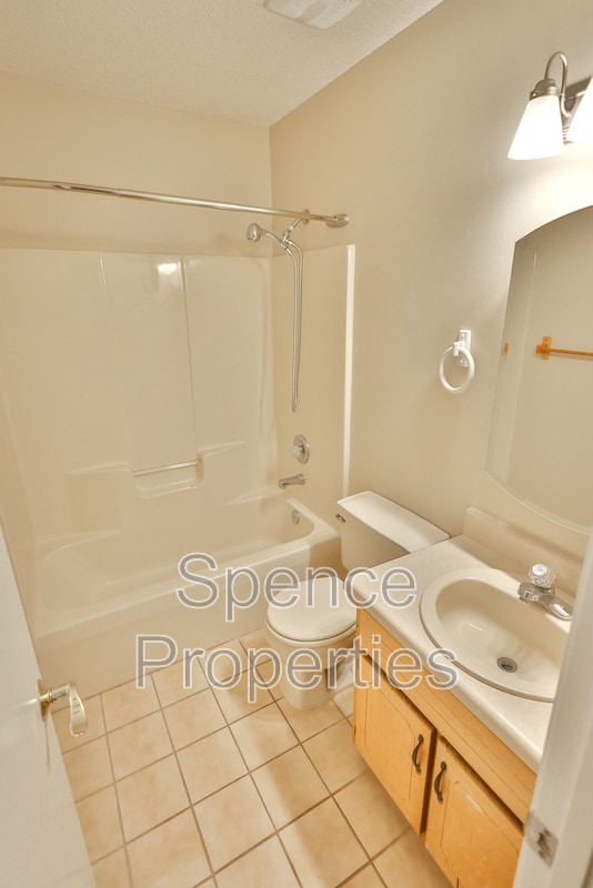 Building Photo - 213 Pinoak Ct W