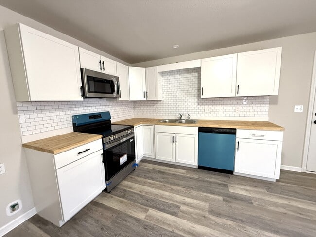 Building Photo - 312 M St NE