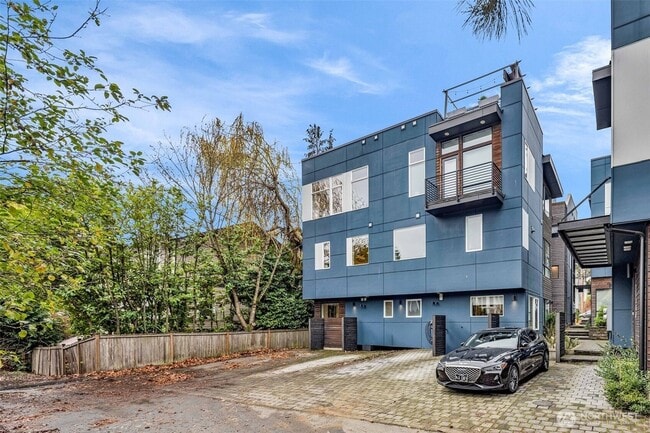 Building Photo - 9732 Woodlawn Ave N