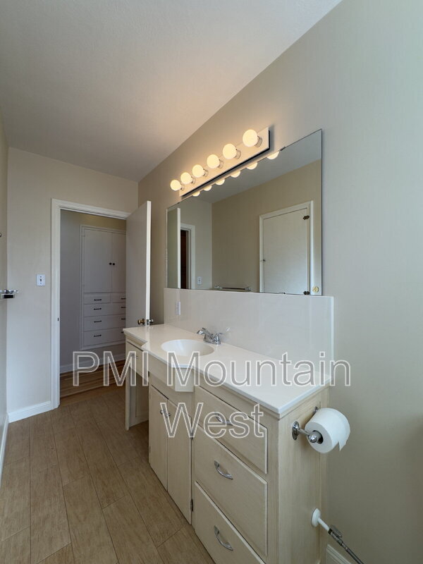 Building Photo - 1878 E Stratford Ave