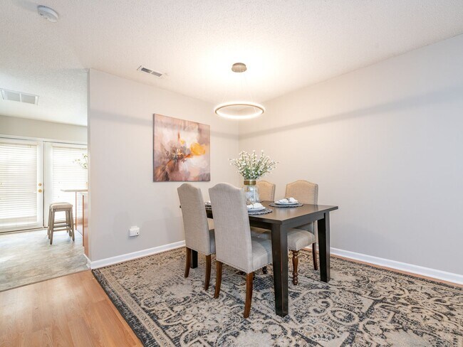 Building Photo - Super Townhouse with 2 MASTER BEDROOMS!