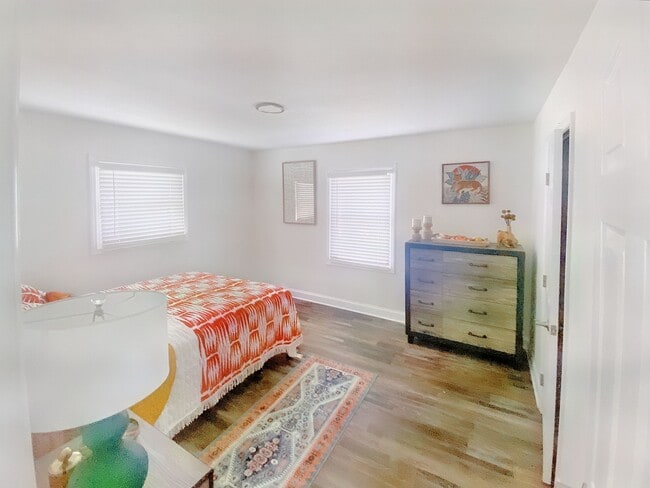 Building Photo - "Experience Urban Living at its Finest at The Flats at 2200!/"¡Experimenta la Vida Urbana en su M...