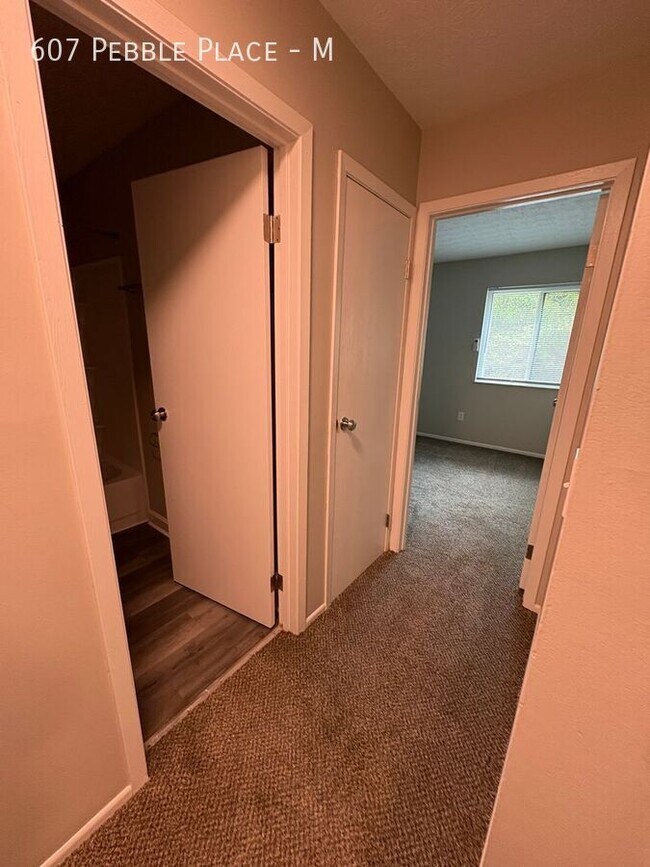 Building Photo - 607 Pebble Pl Dr