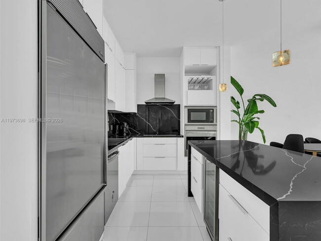 Building Photo - 2020 N Bayshore Dr