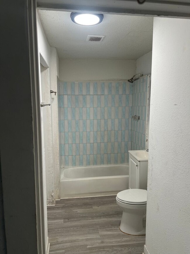 Building Photo - Charming 2BR Duplex in La Porte