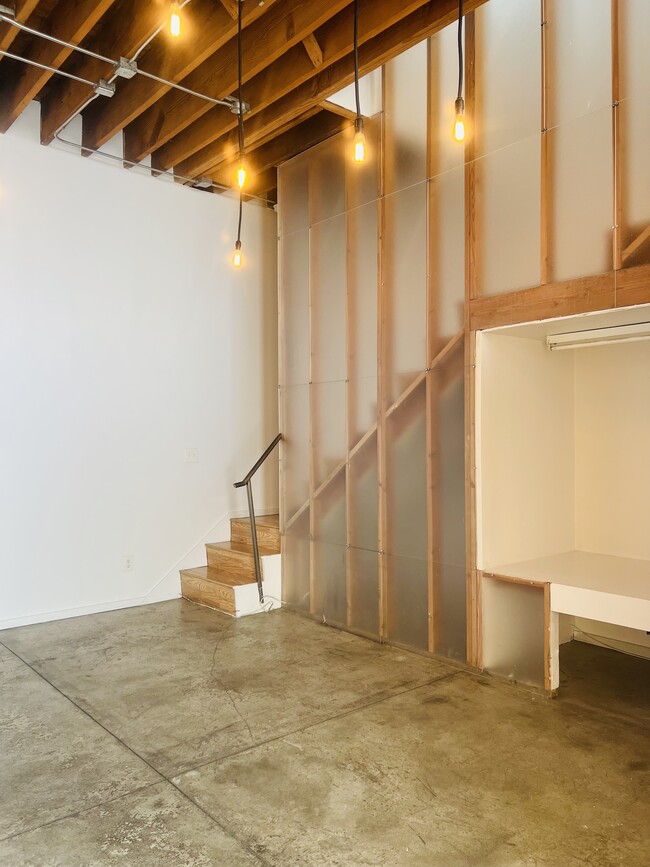 Building Photo - 6415 Willoughby Ave