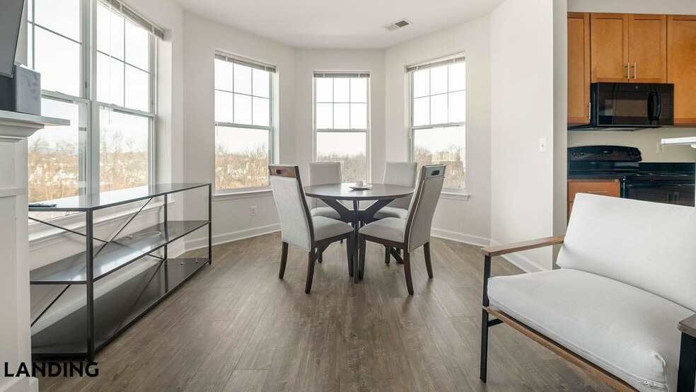 Building Photo - 909 Mansion Dr