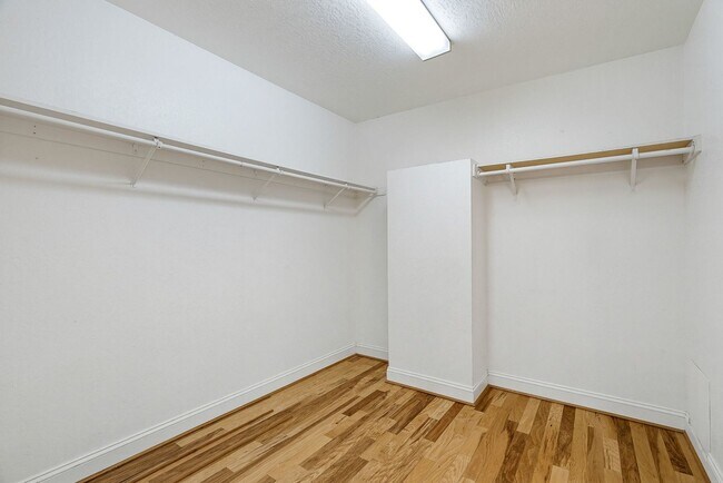 Building Photo - Sun-Filled 2BR/2BA Upper Home with Large Decks & Hardwood Floors in Aptos