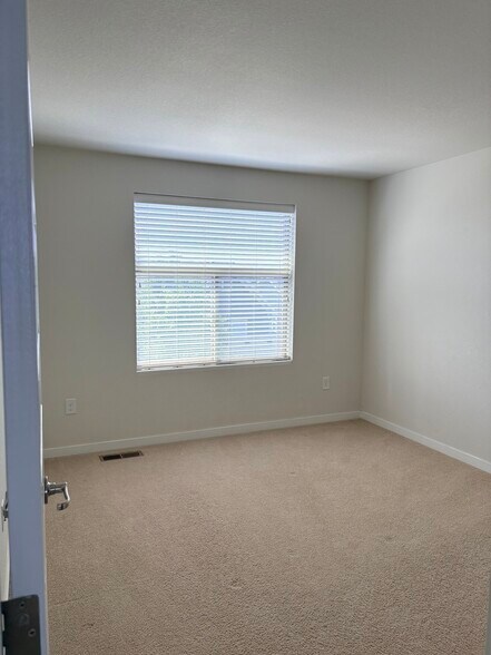 Building Photo - 4971 Valentia St