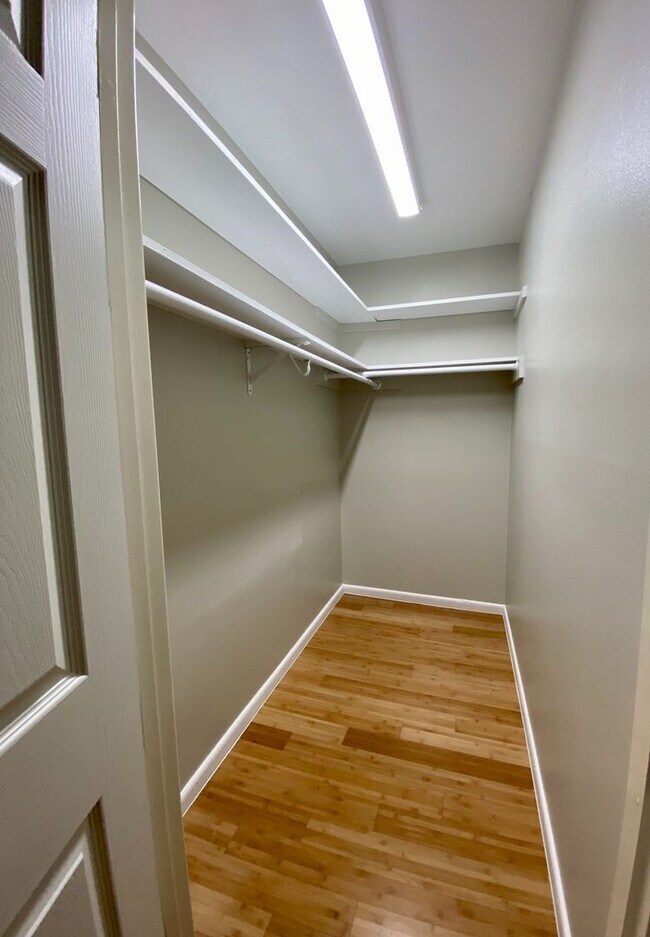 Building Photo - Colonies North Home with 3 BD | 2 BA Available JULY 2026!!